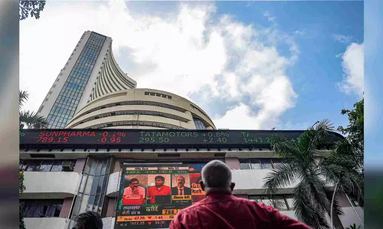 Markets trade lower on weak global trends Markets trade lower on weak global trends