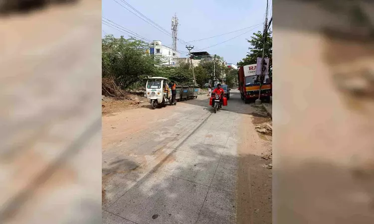 Garbage bins on road side causes traffic snarls in Thoraipakkam
