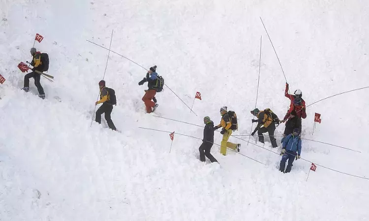Swiss rescue authorities search for 6 skiers missing in the Alps