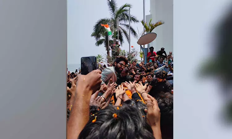 Allu Arjun receives grand welcome from fans as he reaches Vizag Allu Arjun receives grand welcome from fans as he reaches Vizag