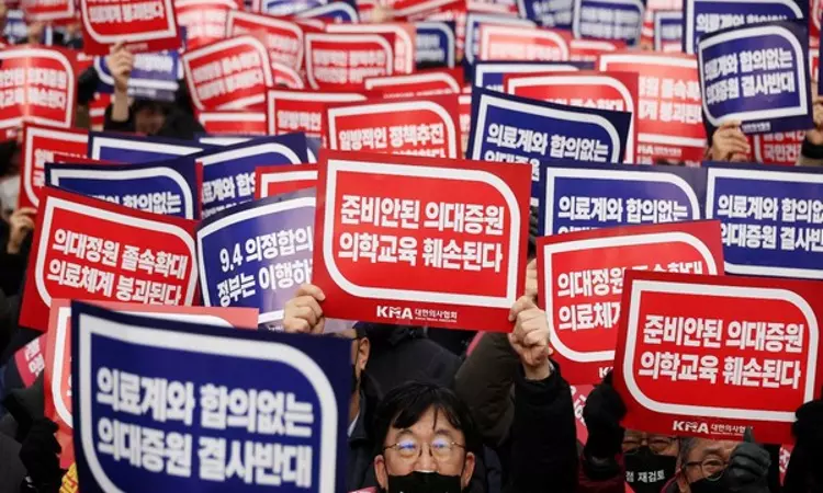 South Korea begins procedure to suspend licenses of 5,000 trainee doctors South Korea begins procedure to suspend licenses of 5,000 trainee doctors
