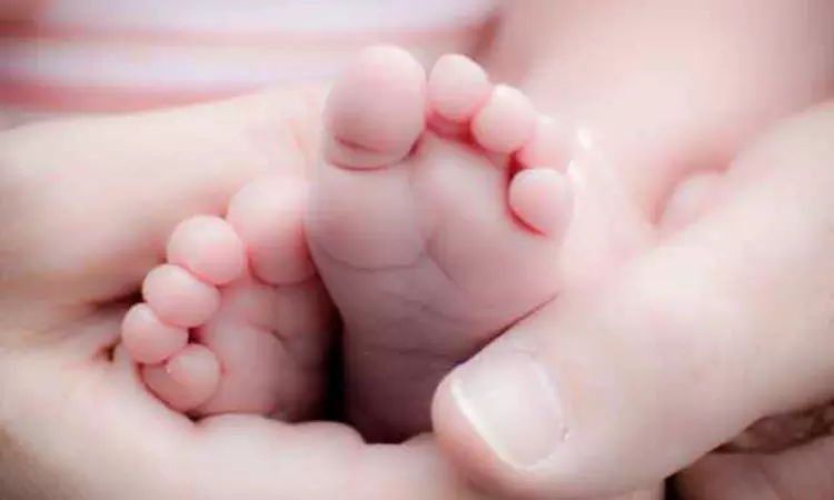 Girl abandons newborn outside lodge