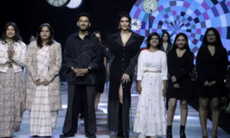 LFW x FDCI: Showstopper Karishma Tanna walks the ramp for budding designers LFW x FDCI: Showstopper Karishma Tanna walks the ramp for budding designers