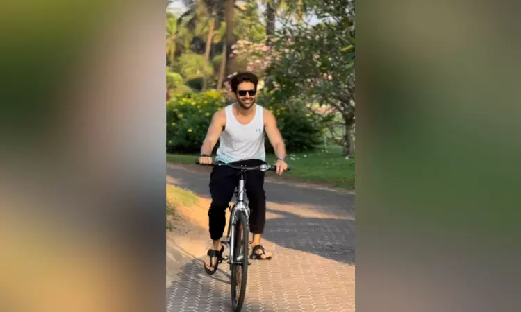 Kartik ditches Range Rover for bicycle: Puraani aadatien chhutne me time lagta hai Kartik ditches Range Rover for bicycle: Puraani aadatien chhutne me time lagta hai