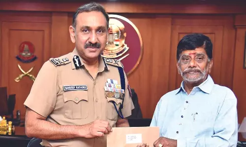 Woman misplaces handbag with 40 sovereign gold cash; Good Samaritan hands it over to Police