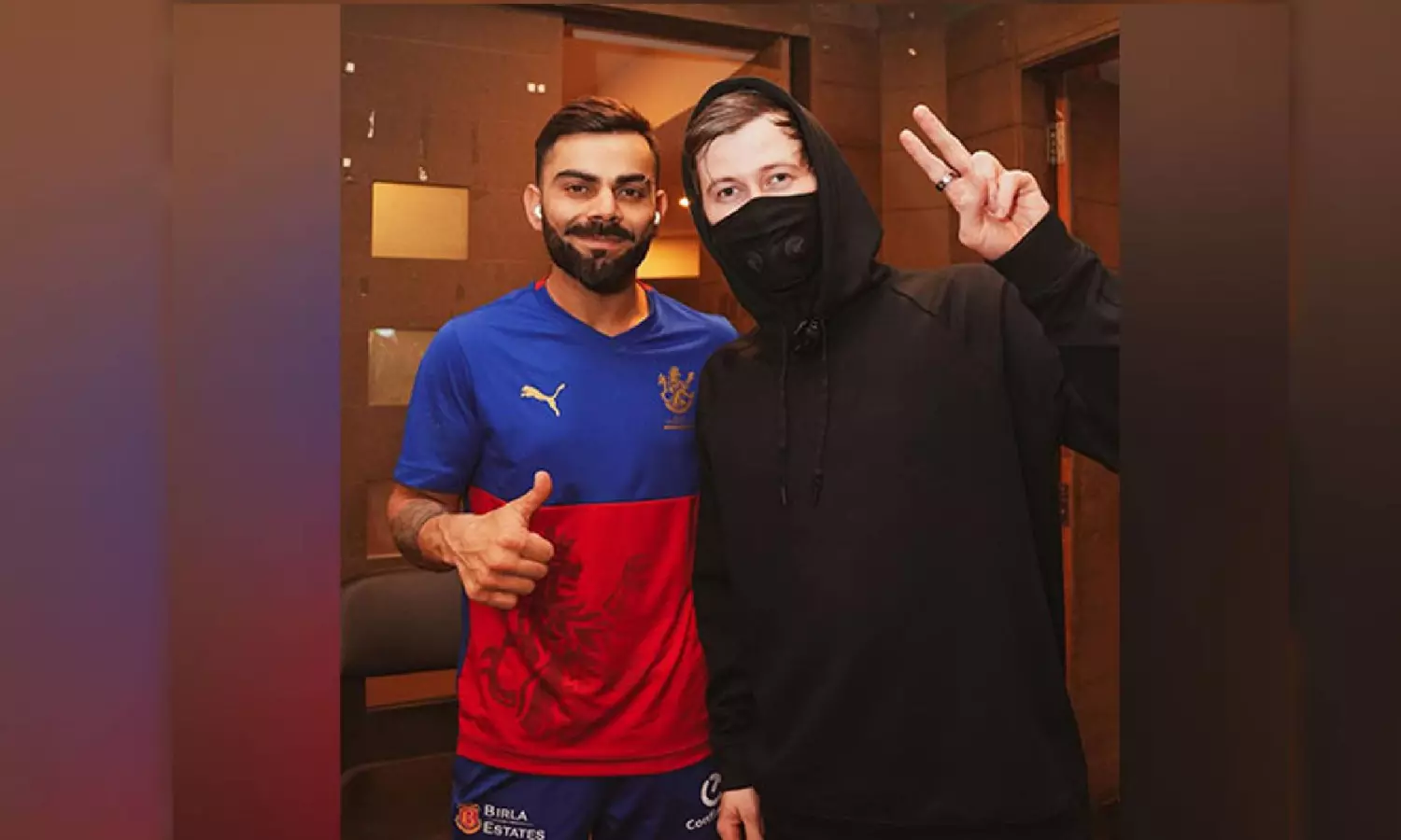 Alan Walker poses with Virat Kohli at RCB Unbox ahead of IPL 2024