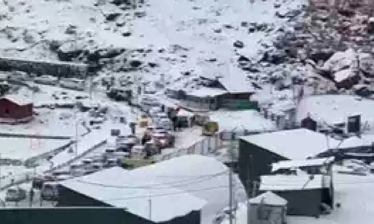 Heavy snowfall in Bengal’s highest point Sandakphu; stranded tourists evacuated