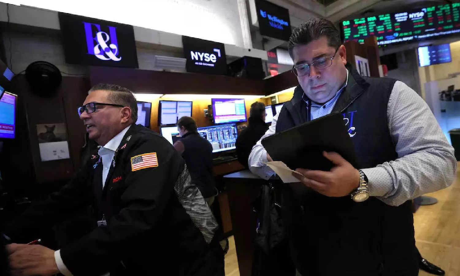 S&P 500 ends near flat but index posts biggest weekly gain of year