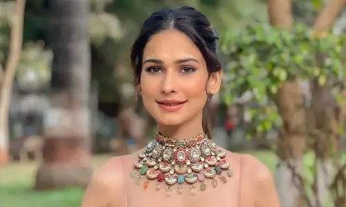 Aneri Vajani amps up Holi spirit with Big Bs track Rang Barse Bheege Chunar Wali
