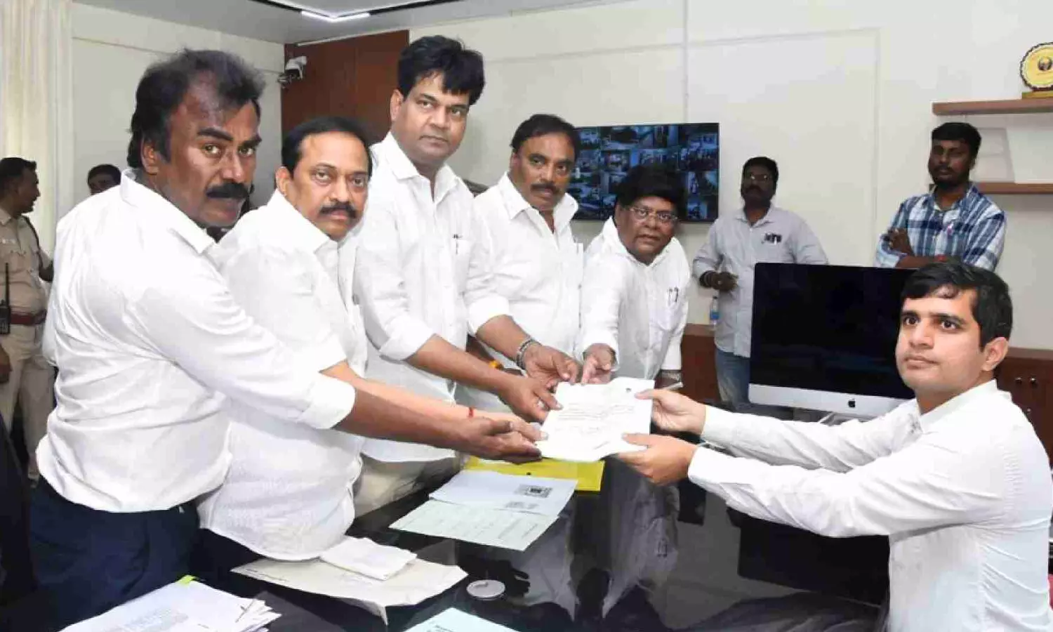 LS polls: Argument erupts between DMK, AIADMK over filing of nominations