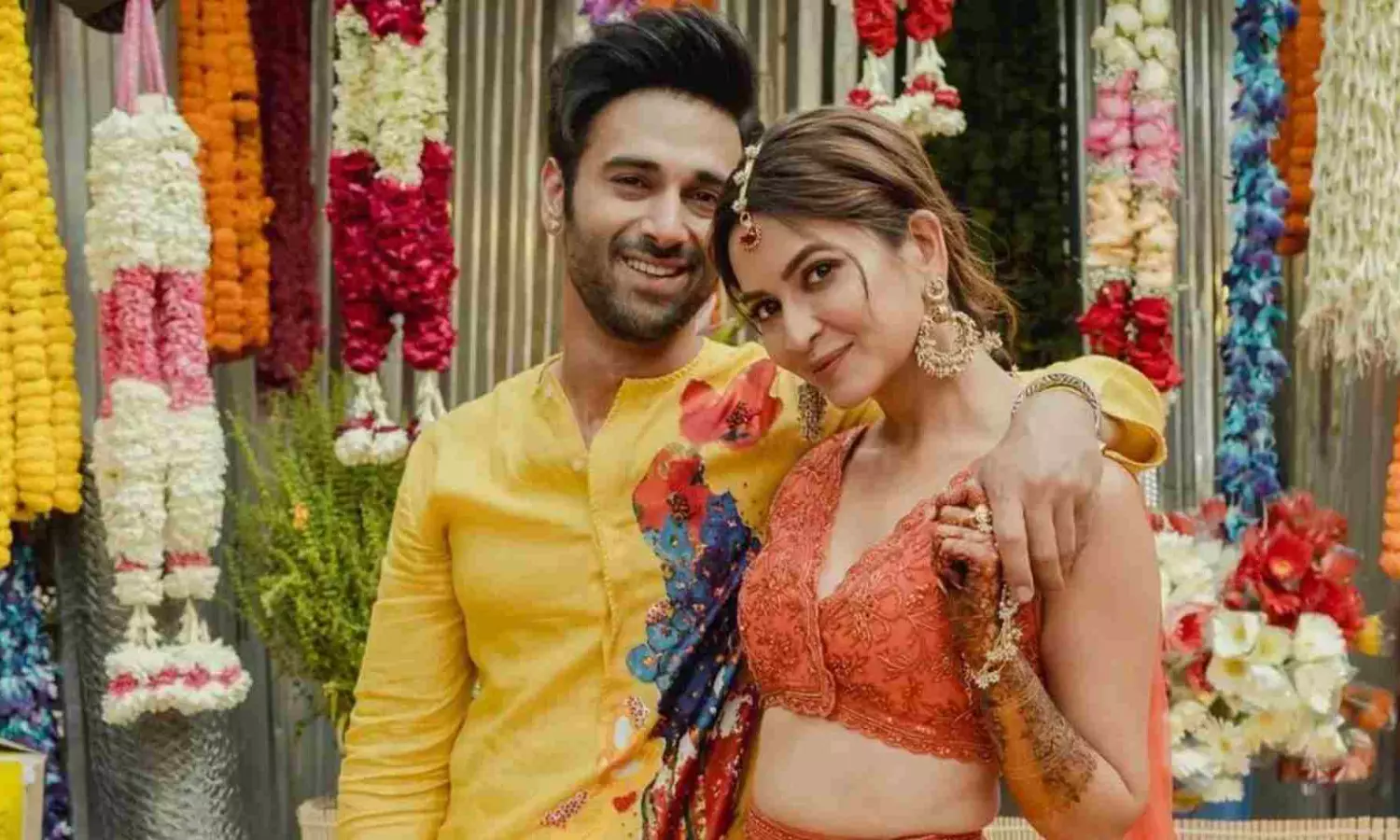 Pulkit gives wife Kriti a cute peck as they celebrate their first Holi post wedding
