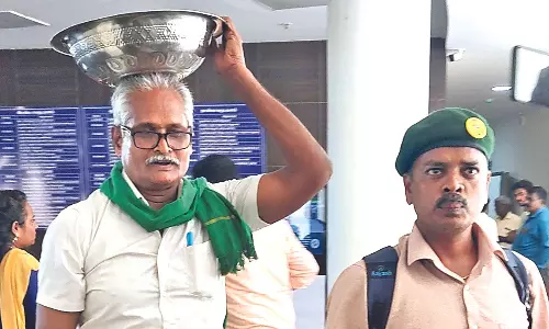 Independent pays nomination fee in coins, draws all eyes