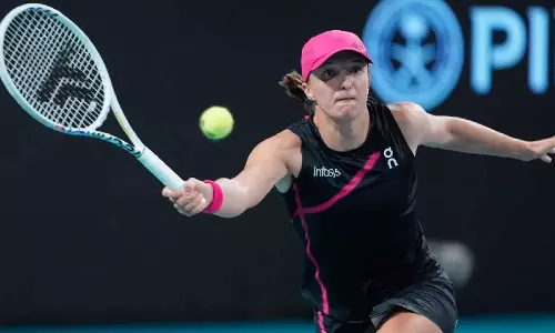 Tennis-Swiatek, Gauff stunned in Miami Open fourth round