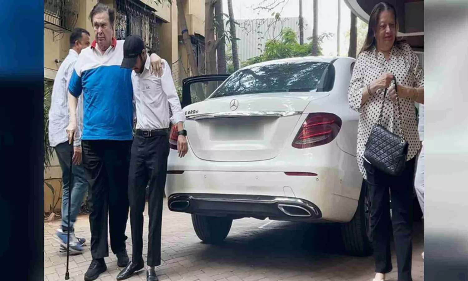 Its family time! Randhir, Babita spend Sunday with daughter Kareena