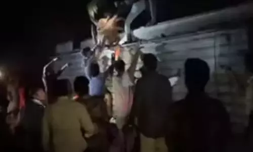 Two die, 19 suffer injuries as omni bus overturns near Virudhunagar
