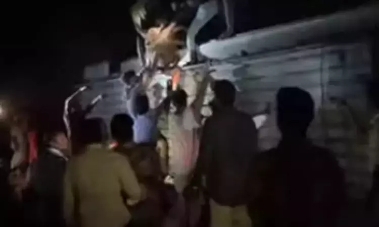 Two die, 19 suffer injuries as omni bus overturns near Virudhunagar Two die, 19 suffer injuries as omni bus overturns near Virudhunagar
