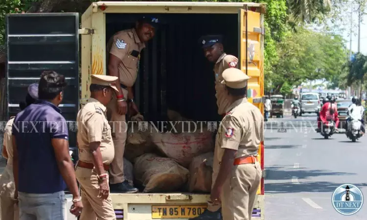 Gold, Diamond worth crores seized by Flying Squad; ₹33L seized from AIADMK worker Gold, Diamond worth crores seized by Flying Squad; ₹33L seized from AIADMK worker