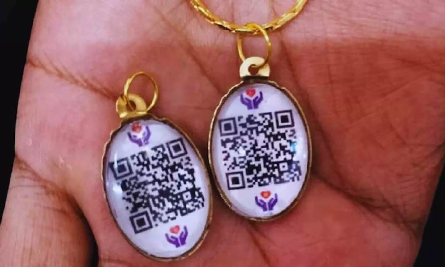 Mentally unwell child reunited with parents due to pendant with QR code
