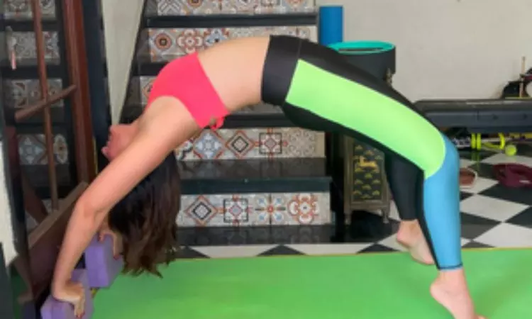 Kareena does Chakrasana as part of her Sunday plan: Yoga for me, Crew for you Kareena does Chakrasana as part of her Sunday plan: Yoga for me, Crew for you