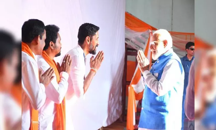 Karnataka: PM Modi accorded warm welcome by Ram Lalla idol sculptor at mega rally in Mysuru