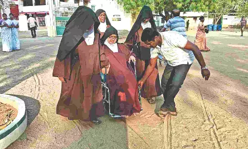 High polling in rural pockets of Central dists, technical glitches reported in many