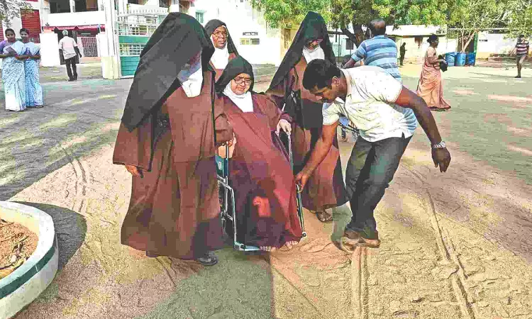 High polling in rural pockets of Central dists, technical glitches reported in many High polling in rural pockets of Central dists, technical glitches reported in many