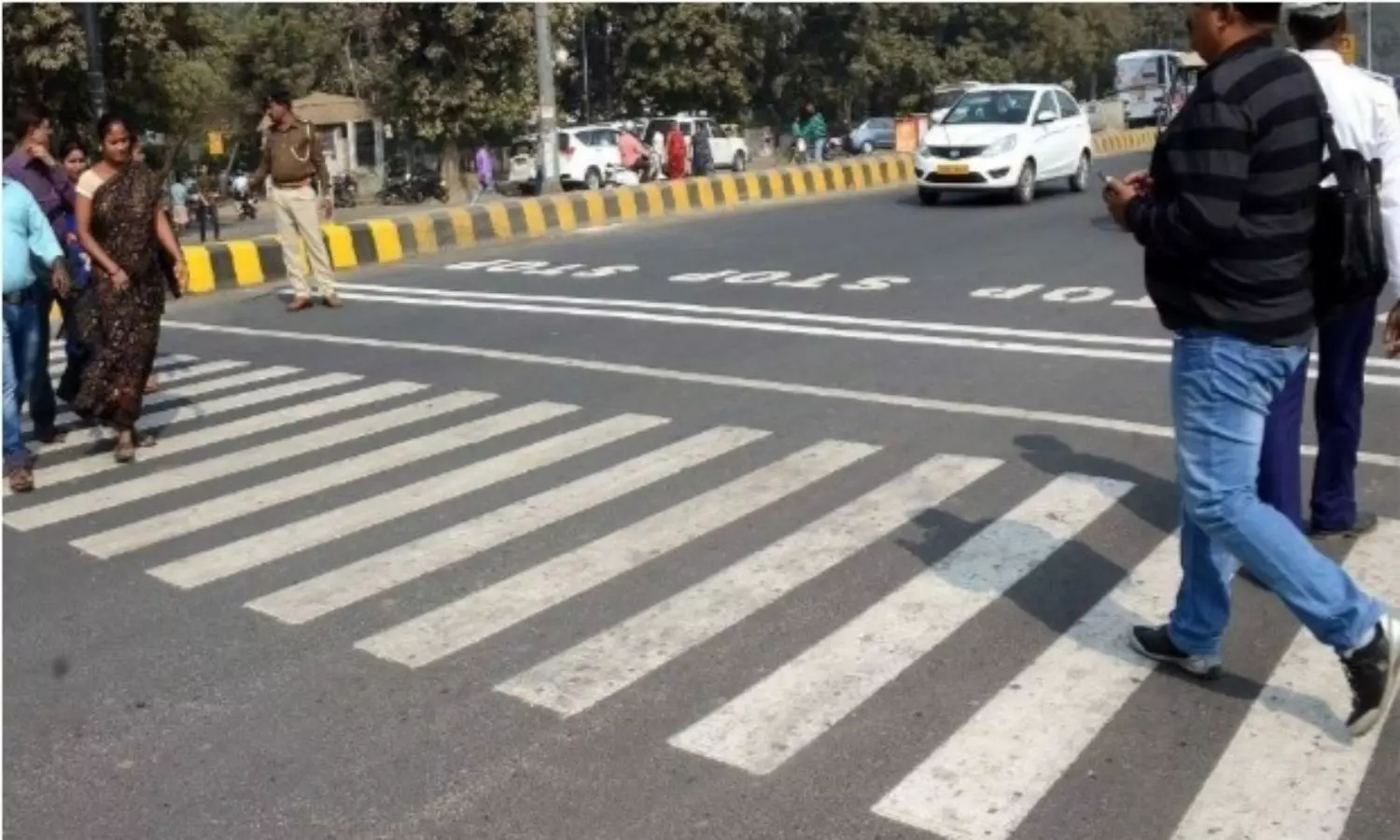 Not following traffic rules while crossing road: 10% contributory negligence slapped