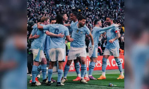 Bernardos late strike powers Man City to FA Cup final