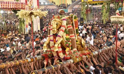 Lord Kallazhagar descends into Vaigai river