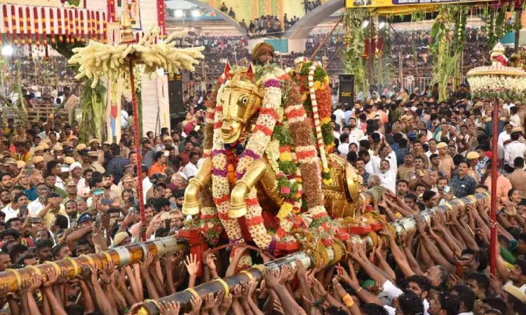 Lord Kallazhagar descends into Vaigai river