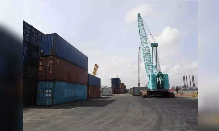Pakistan: Govt employees stage strike at Karachi port