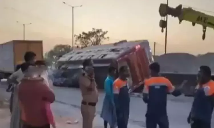 20 injured as omni bus turns upside-down on Chennai-Tiruchy Highway 20 injured as omni bus turns upside-down on Chennai-Tiruchy Highway