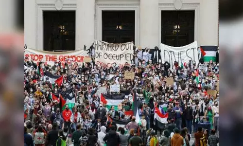 US: Protesters drape huge Palestinian flag at venue of White House Correspondents’ Dinner amid growing Gaza outrage