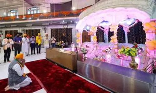 PM Modi prays at Kanpur gurdwara along with CM Yogi PM Modi prays at Kanpur gurdwara along with CM Yogi