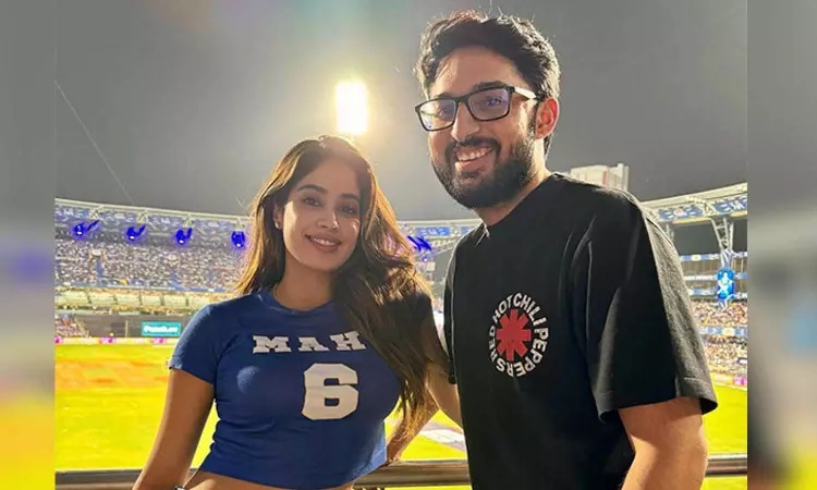 Janhvi Kapoor enjoys MI vs KKR IPL match with Mr & Mrs Mahi director Sharan Sharma Janhvi Kapoor enjoys MI vs KKR IPL match with Mr & Mrs Mahi director Sharan Sharma