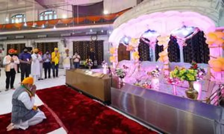 PM Modi prays at Kanpur gurdwara along with CM Yogi