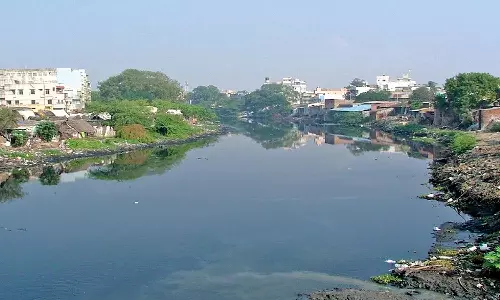 Chennai: Choolaimedu police rescue elderly man from Cooum river