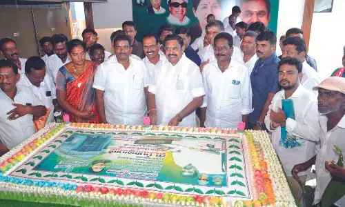 EPS celebrates 70th b’day with 70-kg cake