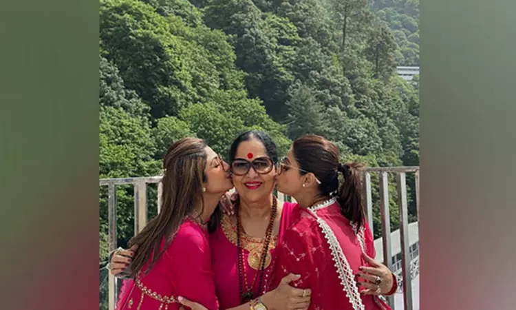 Shilpa, Shamita celebrate Mothers Day with their mom Sunanda Shetty in Vaishno Devi Shilpa, Shamita celebrate Mothers Day with their mom Sunanda Shetty in Vaishno Devi