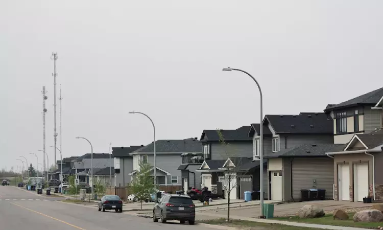 Rain stalls wildfire near Canadian oil city Rain stalls wildfire near Canadian oil city