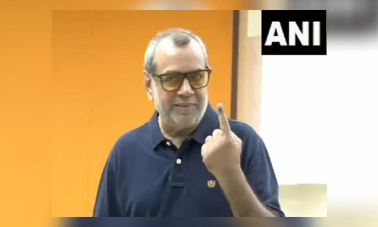 Paresh Rawal casts vote in Mumbai, suggests punishment for those who dont vote Paresh Rawal casts vote in Mumbai, suggests punishment for those who dont vote
