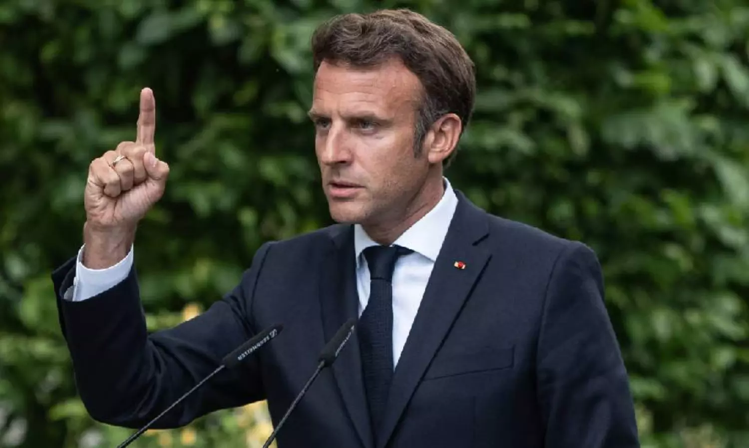 French president accepts prime ministers resignation but keeps him as head of caretaker government