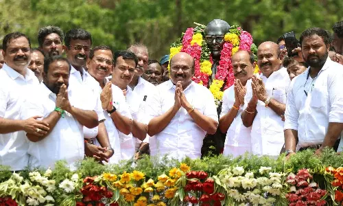 Leaders of parties pay floral tributes on Si Pa Aditanars 43rd memorial day