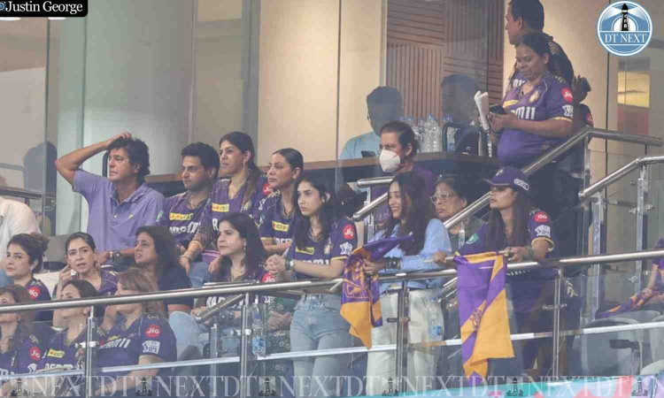 Shah Rukh Khan spotted in the stadium wearing a mask Shah Rukh Khan spotted in the stadium wearing a mask