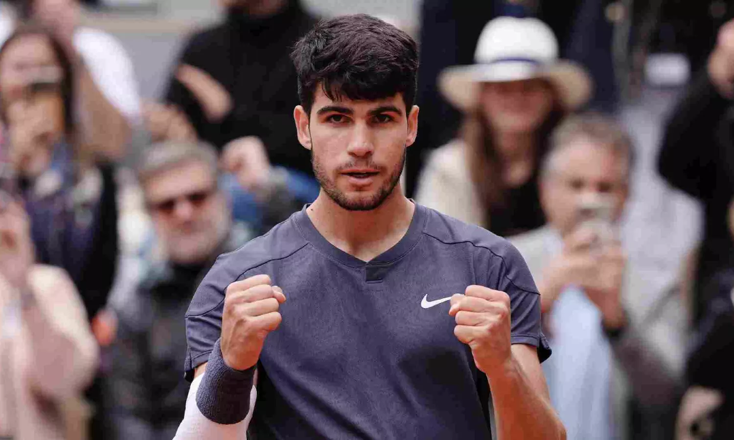 Alcaraz glides past Auger-Aliassime into French Open quarter-finals