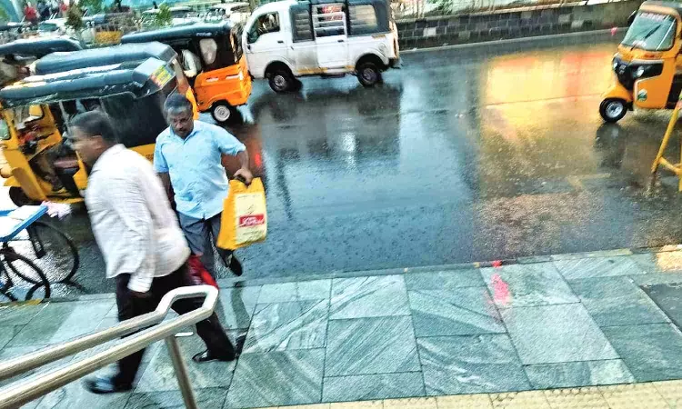 Take proactive measures during rains, urge Metro Rail commuters Take proactive measures during rains, urge Metro Rail commuters