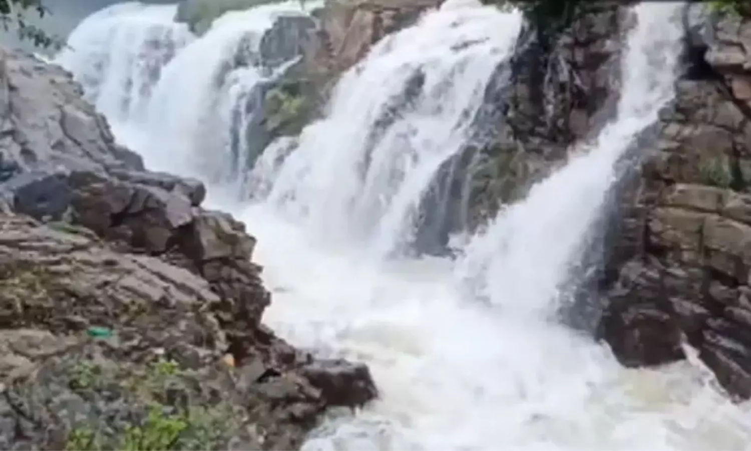 Water from Karnataka dams reach Hogenakkal; water level stands at 1500 cubic feet