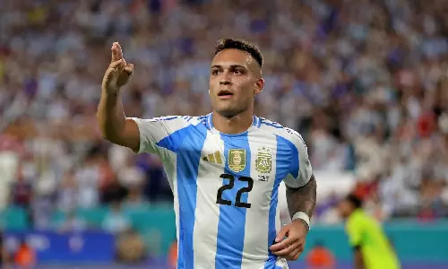 Martínez scores twice as Argentina beats Peru 2-0