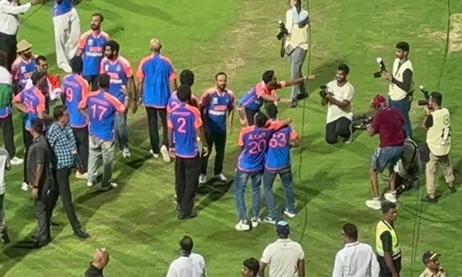 Maximum City, Maximum Love: Mumbai halts to salute Team Indias Victory Parade