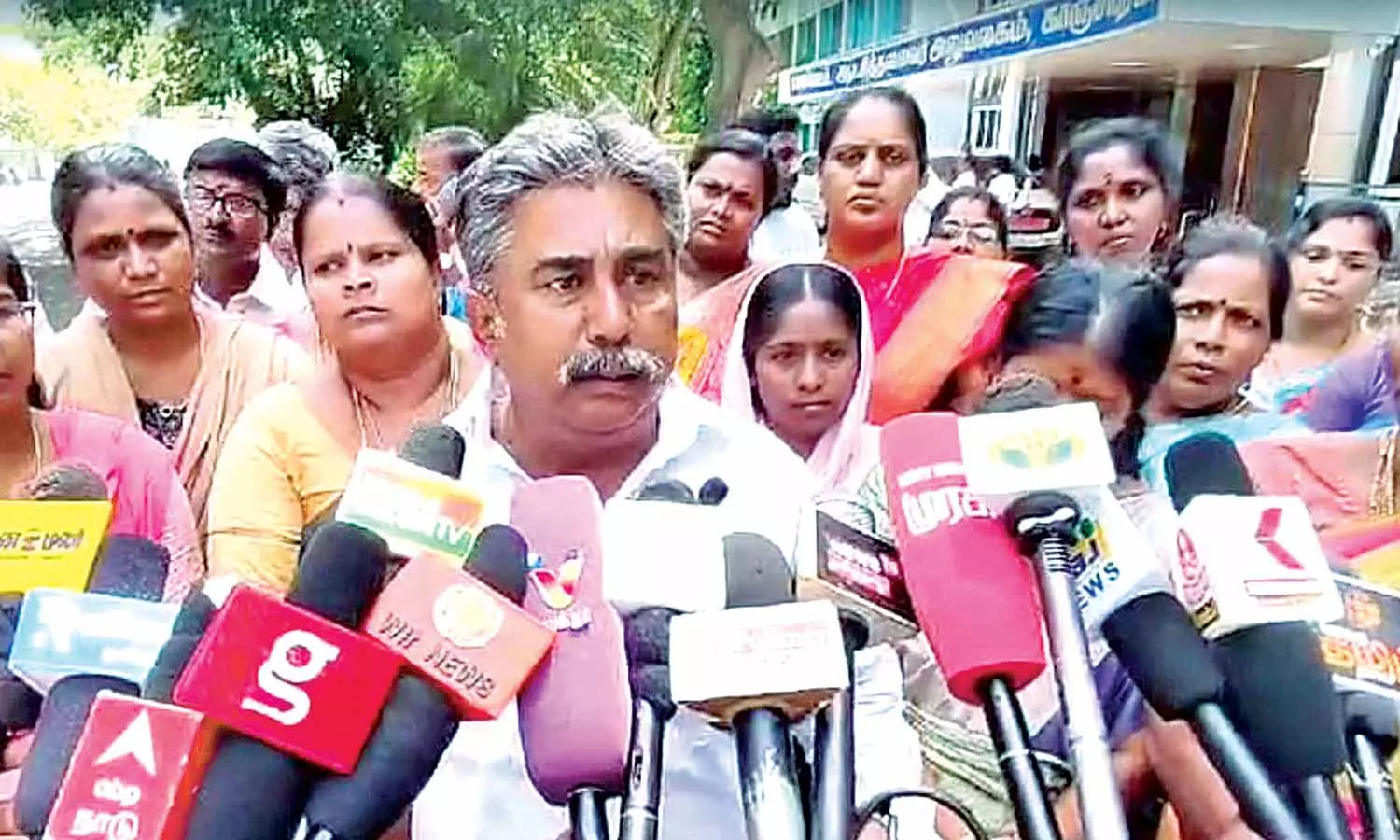Kancheepuram DMK councillors demand Mayor’s disqualification